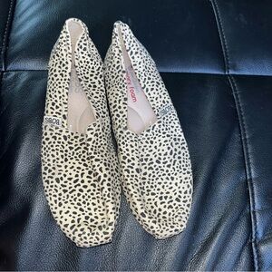 Skechers Bobs Cat Queen Leopard 7.5 flats shoes new slip on memory foam